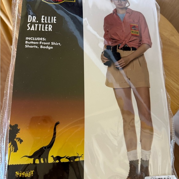 Jurassic Park Pink Shirt and Beige Shorts Costume Dr Ellie Sattler - Picture 4 of 6